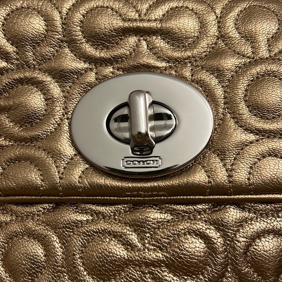 Vintage COACH rose gold CC turnlock chain crossbody bag - Picture 4 of 16